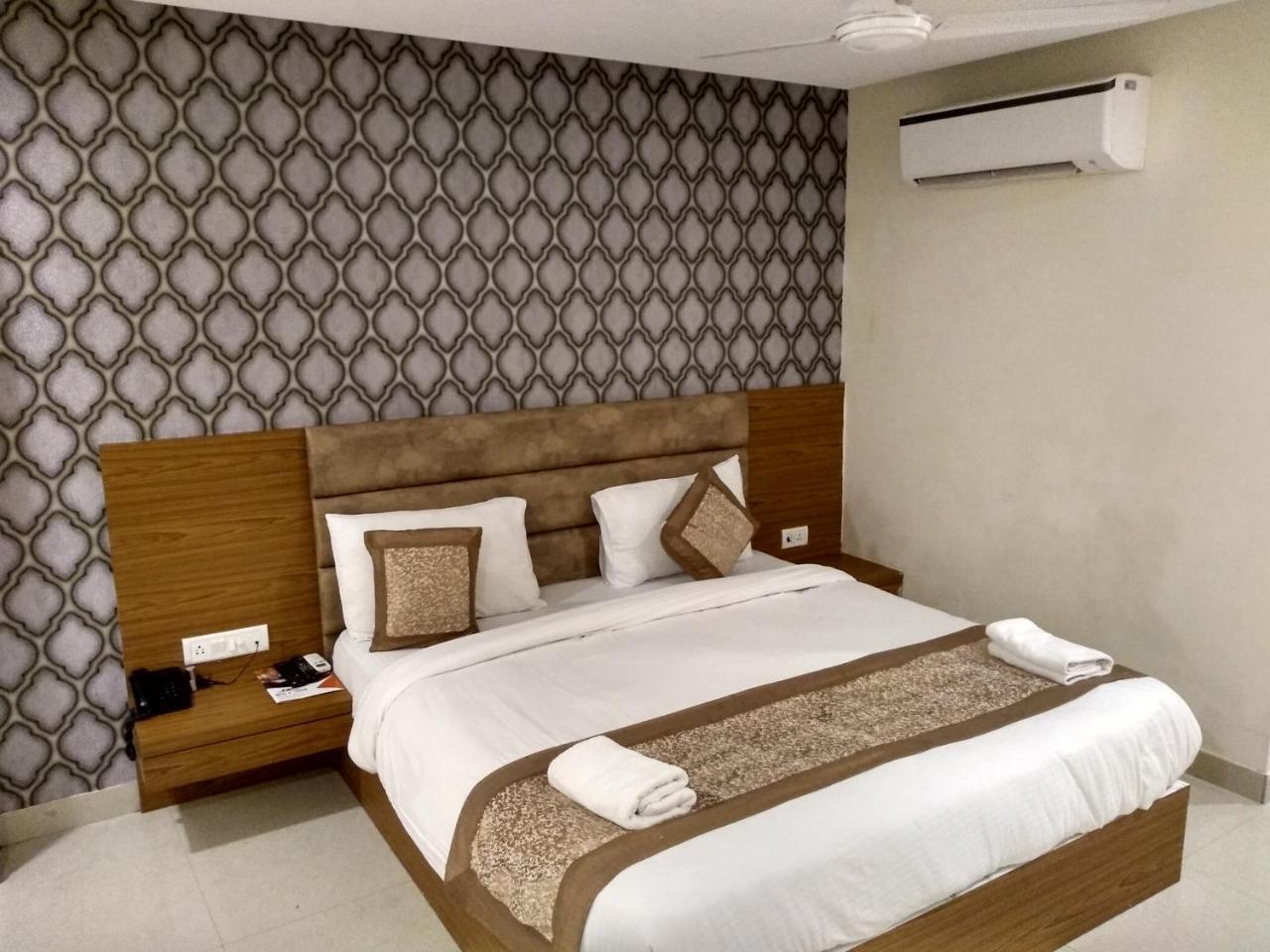 Hotel Airport D'Capitol Нью-Дели Экстерьер фото
